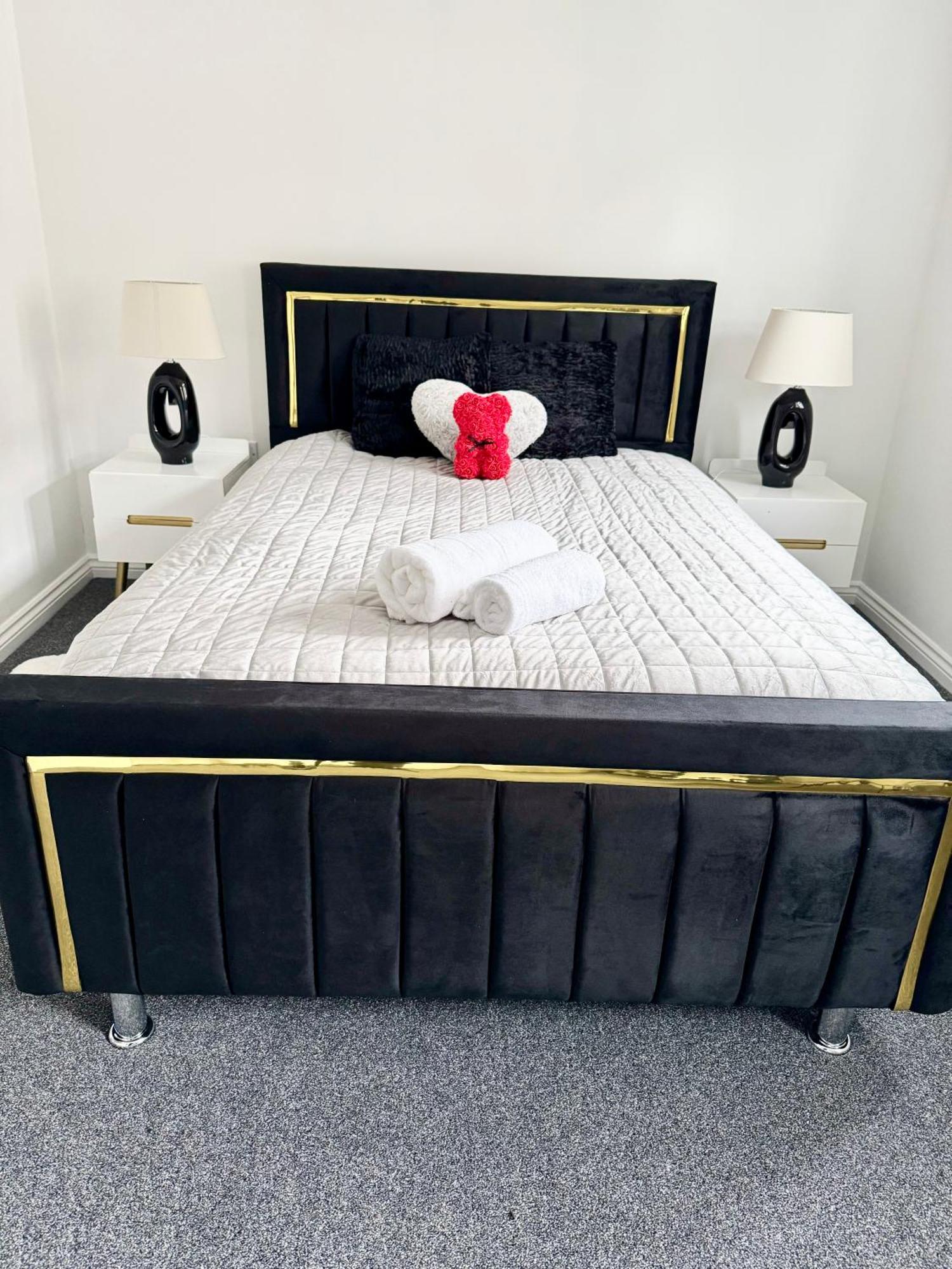 Harmony House 3 Bedroom New Build For Families, Contractors, Black Country Museum Sleeps 6 Holiday home Tipton