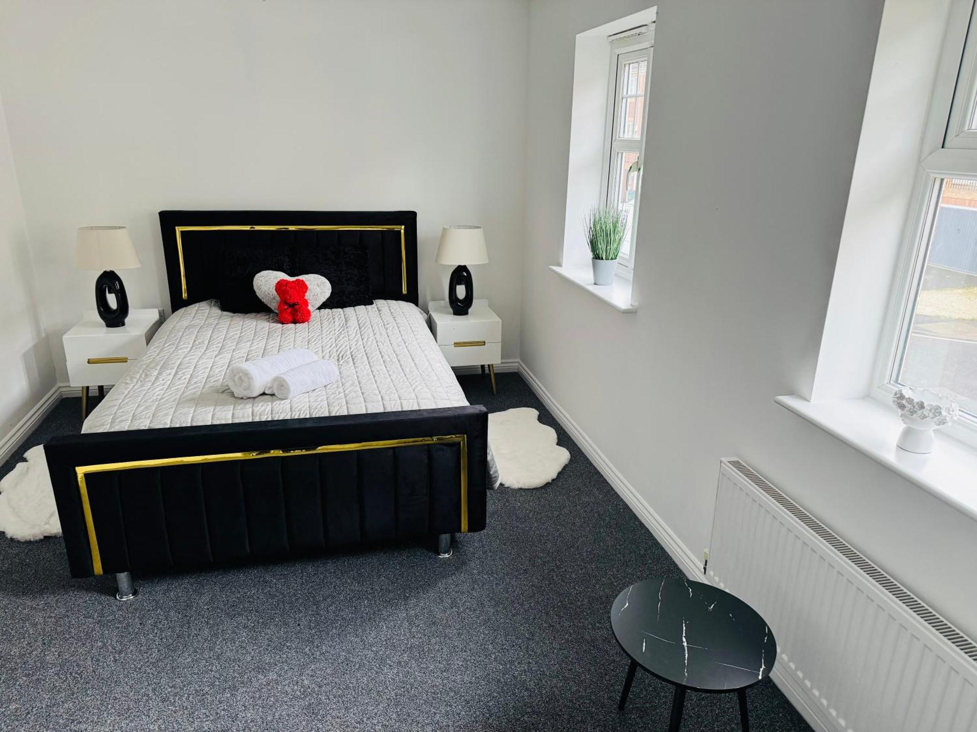 Harmony House 3 Bedroom New Build For Families, Contractors, Black Country Museum Sleeps 6 Holiday home Tipton