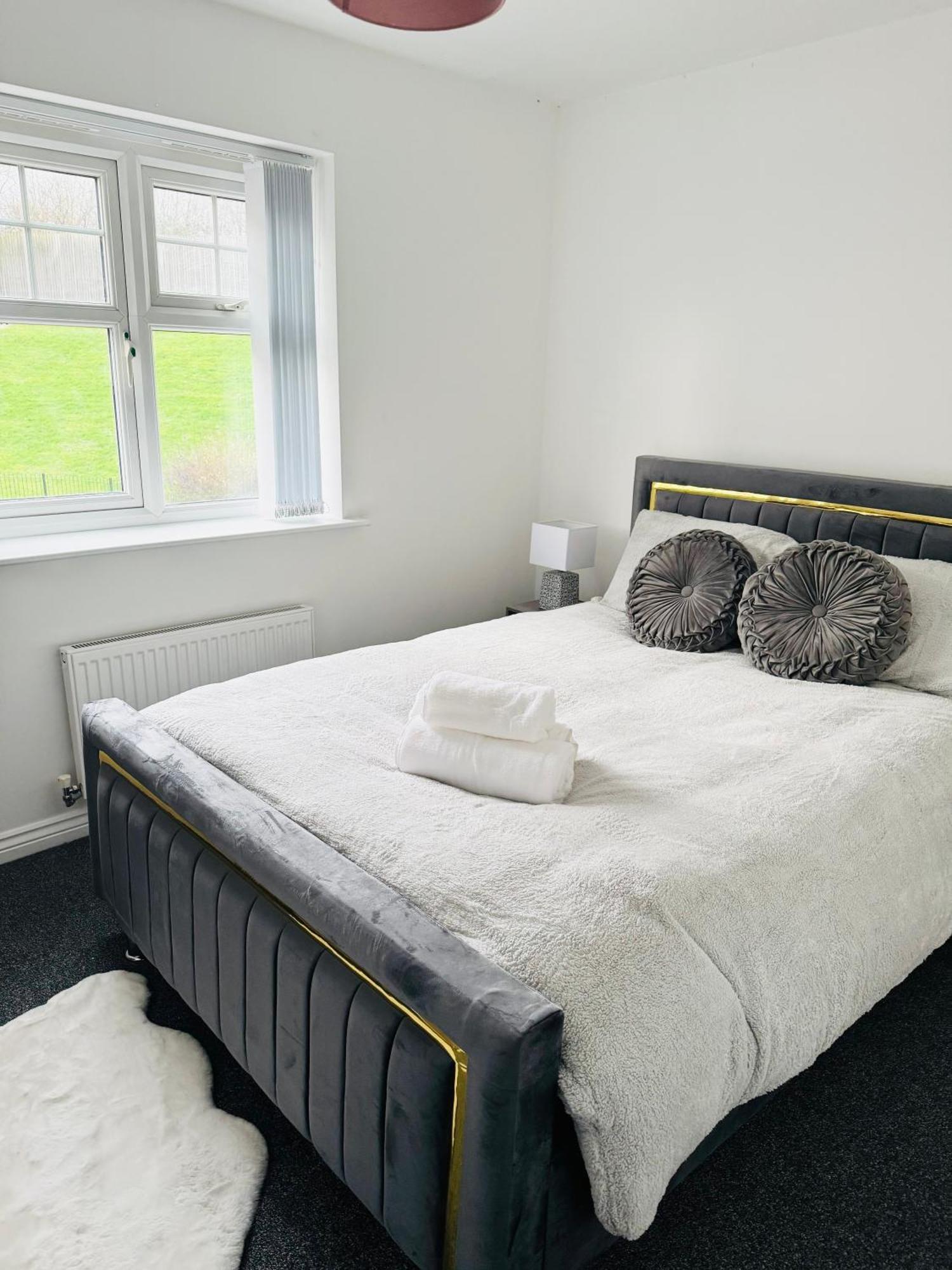 Harmony House 3 Bedroom New Build For Families, Contractors, Black Country Museum Sleeps 6 *