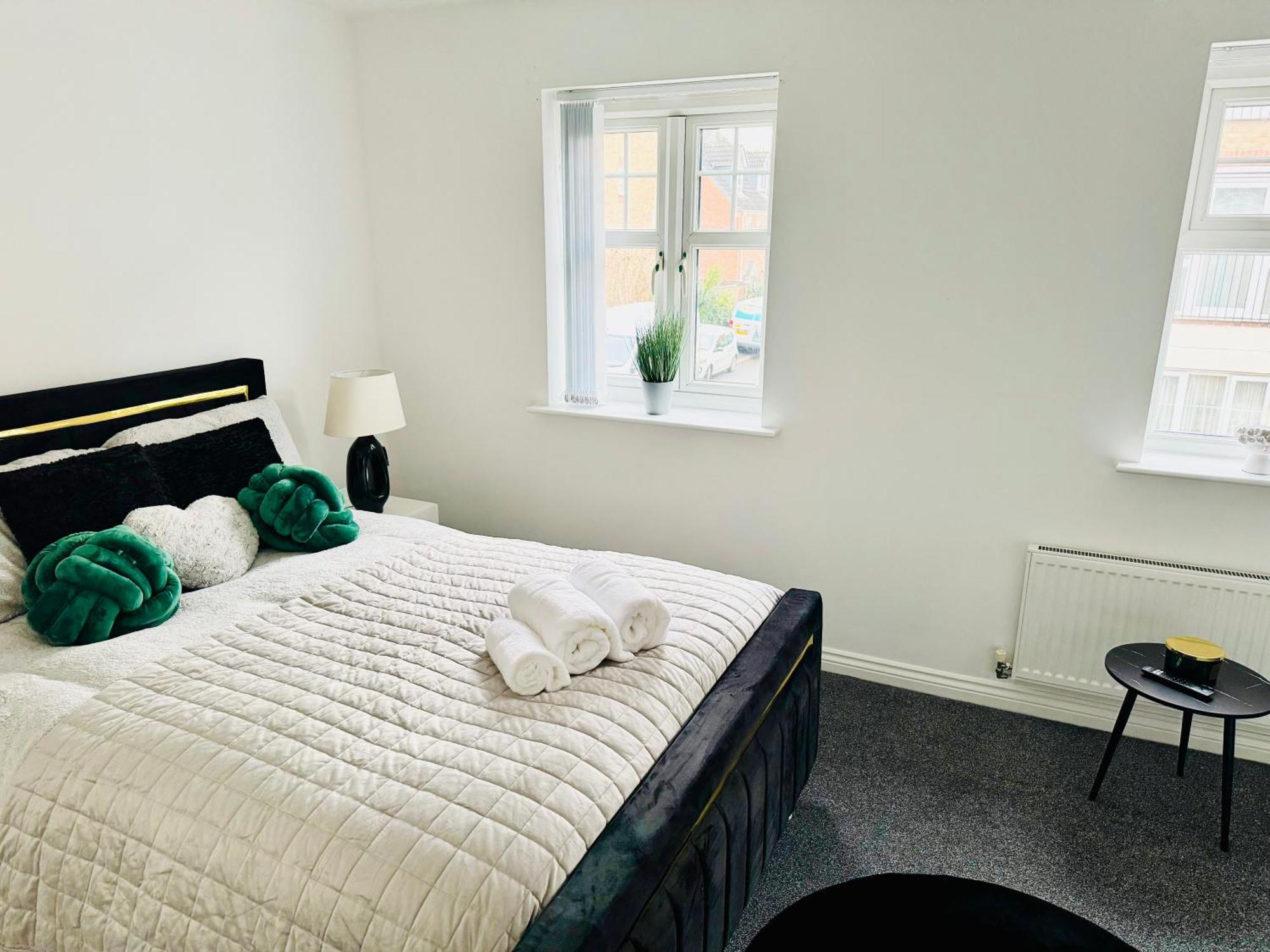 Harmony House 3 Bedroom New Build For Families, Contractors, Black Country Museum Sleeps 6 Tipton
