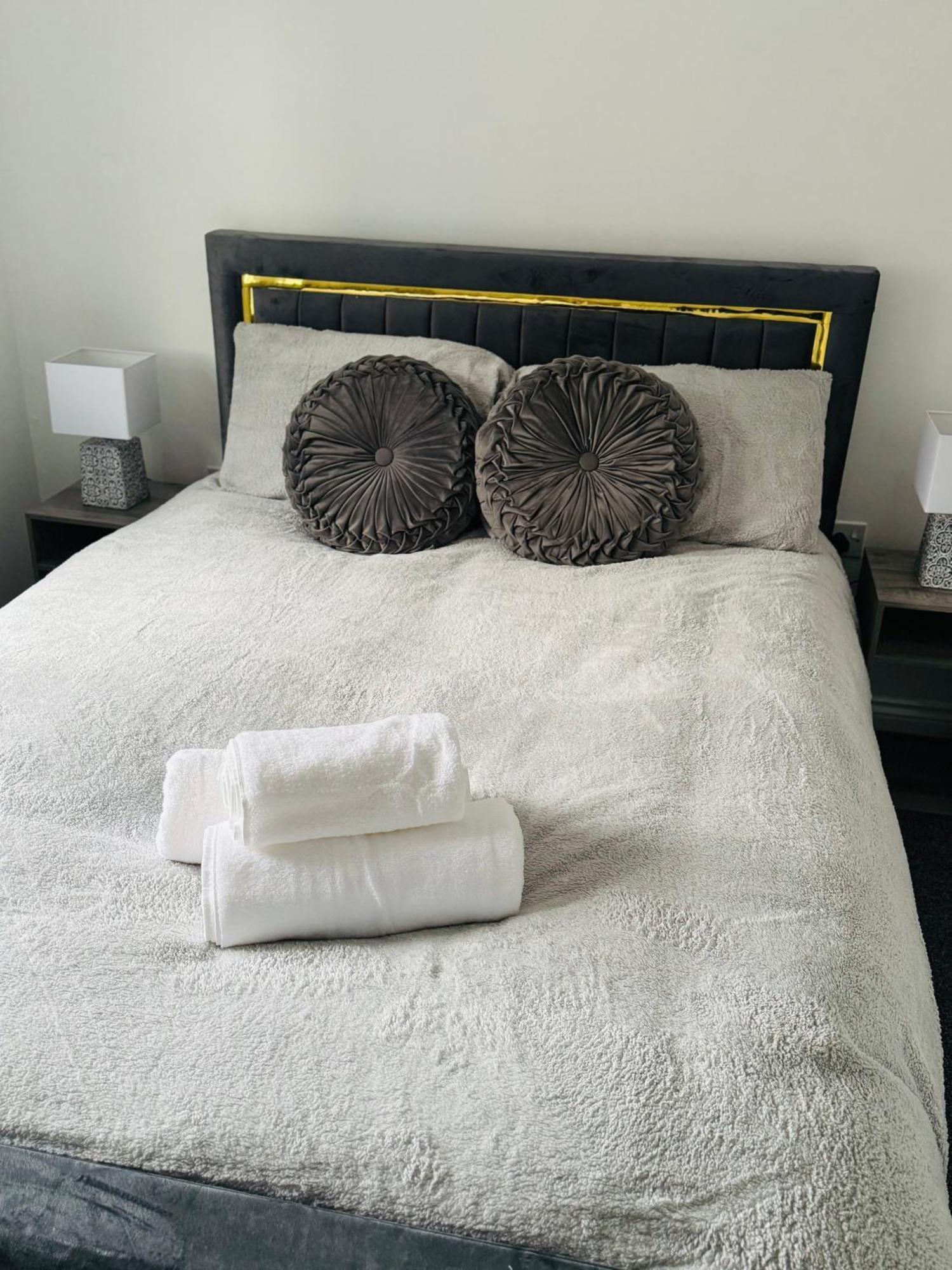 Harmony House 3 Bedroom New Build For Families, Contractors, Black Country Museum Sleeps 6 Holiday home