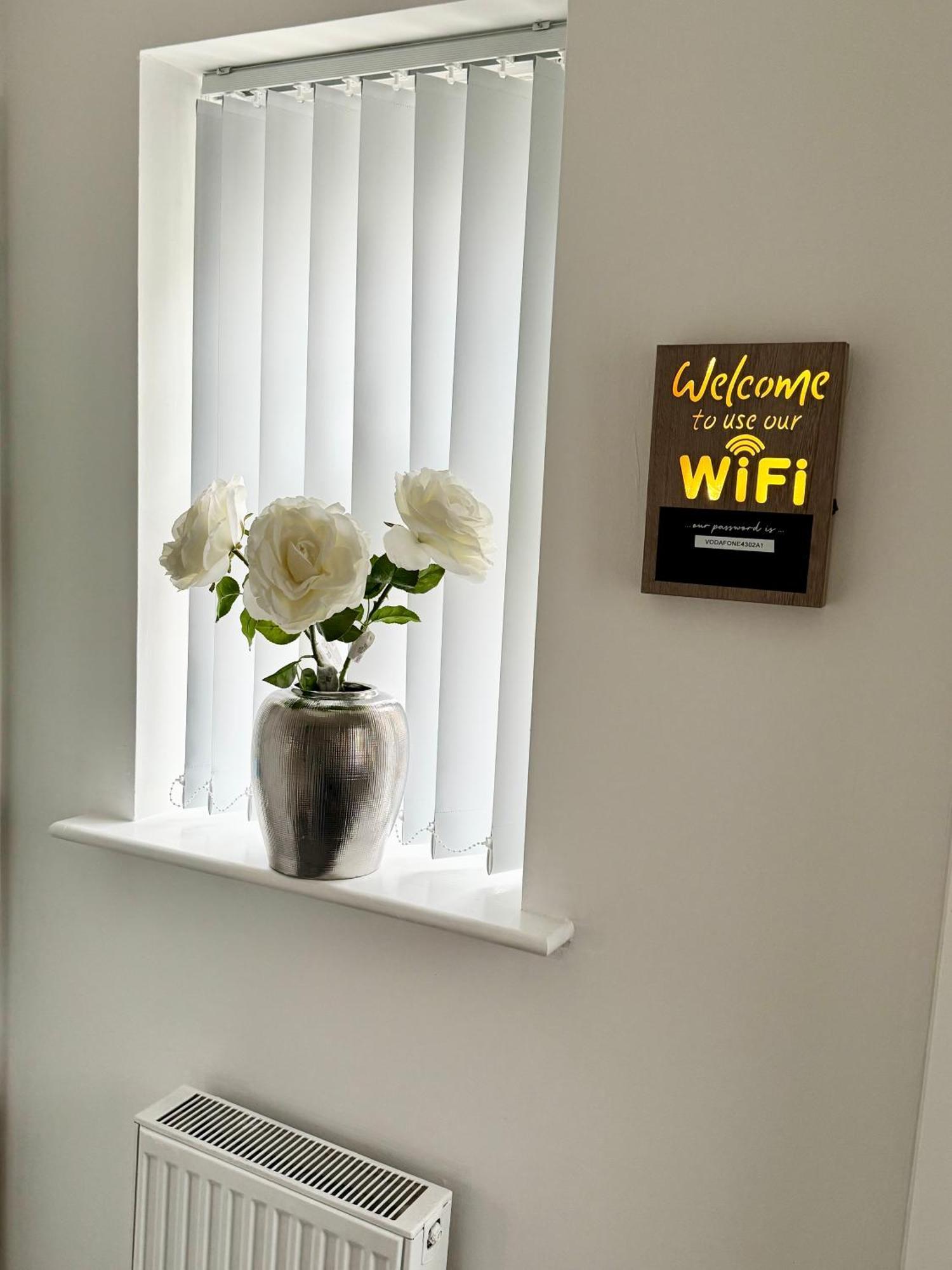 Harmony House 3 Bedroom New Build For Families, Contractors, Black Country Museum Sleeps 6 Tipton