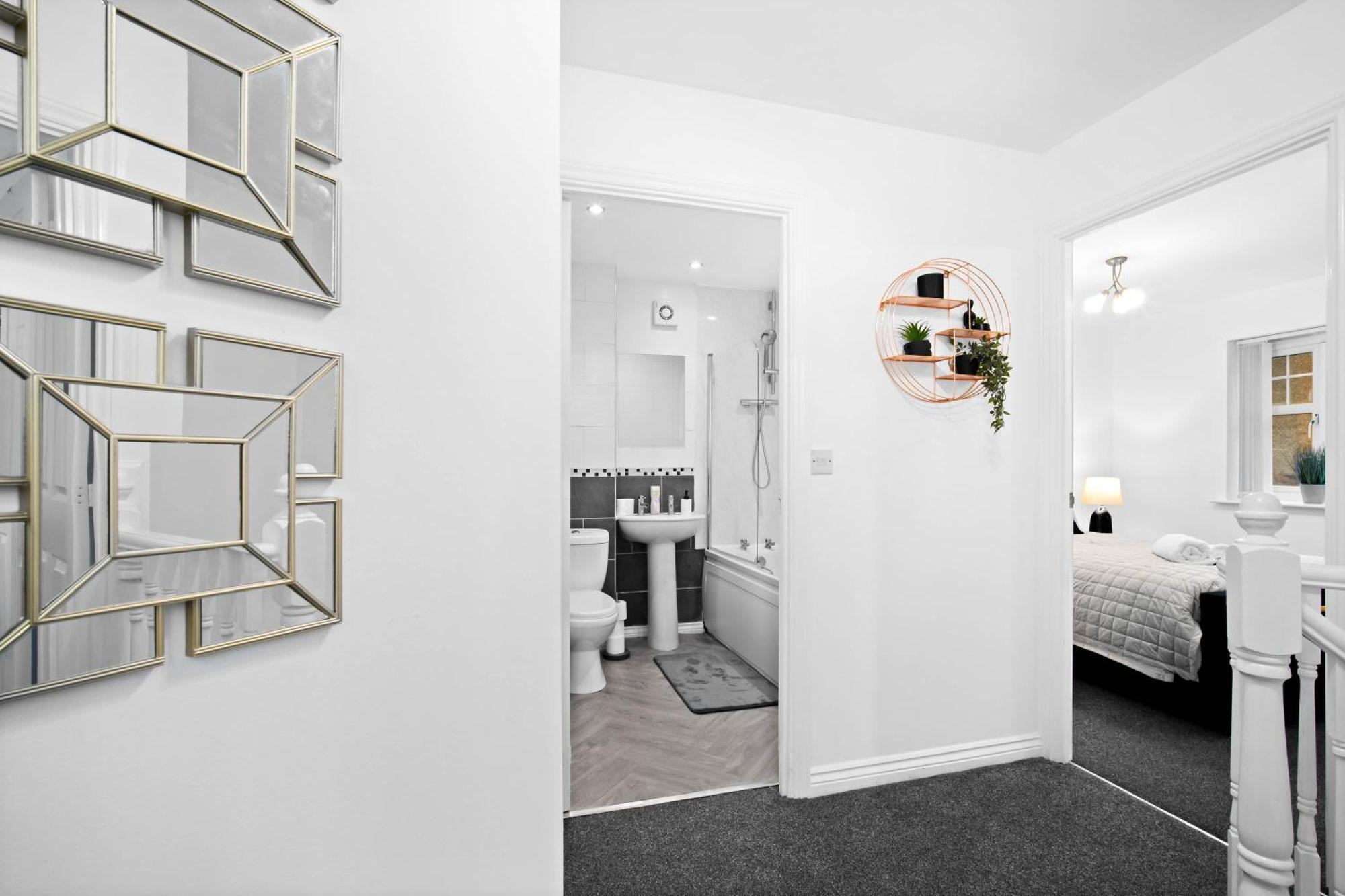 Harmony House 3 Bedroom New Build For Families, Contractors, Black Country Museum Sleeps 6 *
