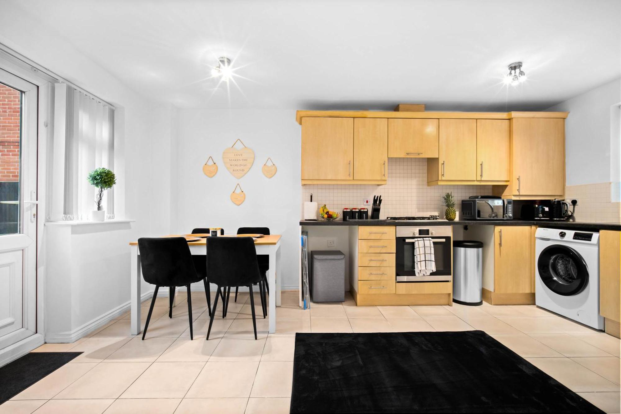 Harmony House 3 Bedroom New Build For Families, Contractors, Black Country Museum Sleeps 6 Holiday home *