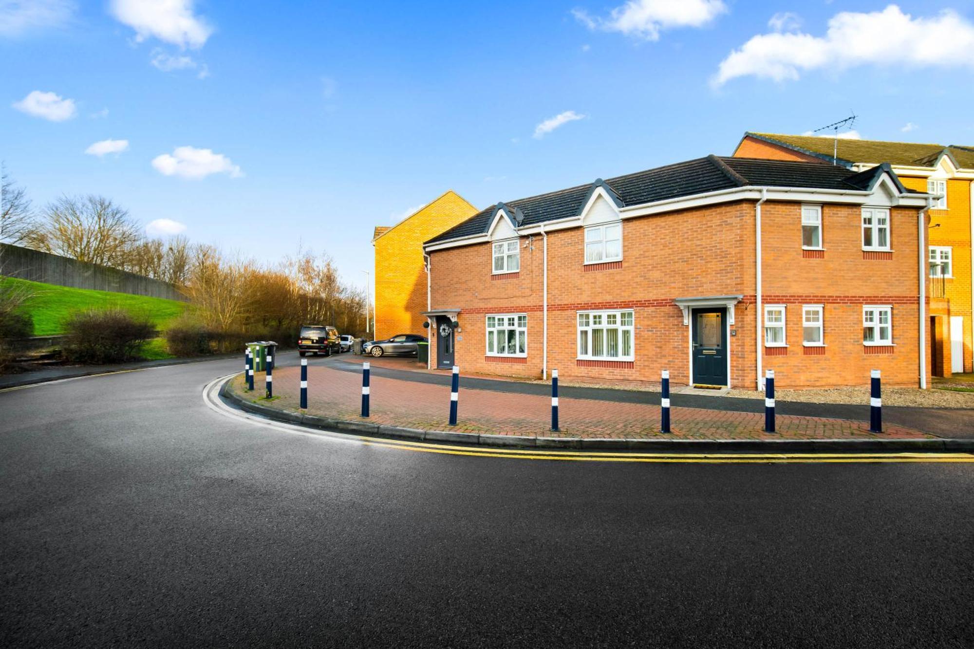 Harmony House 3 Bedroom New Build For Families, Contractors, Black Country Museum Sleeps 6 Holiday home